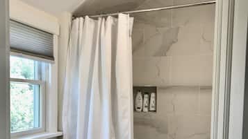 Bañera, secador de pelo, toallas, jabón