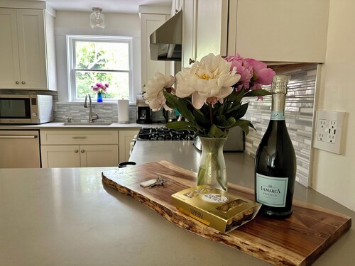 Charming new renovated  3 bed/ 1 Bath  condo sleeps 6+Walk & Bike to everything