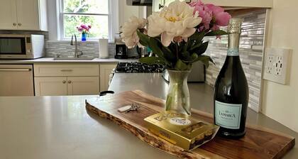Charming new renovated 3 bed/ 1 Bath condo sleeps 6+Walk & Bike to everything