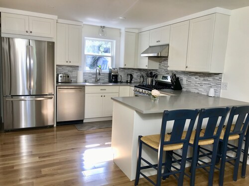 Charming new renovated  3 bed/ 1 Bath  condo sleeps 6+Walk & Bike to everything
