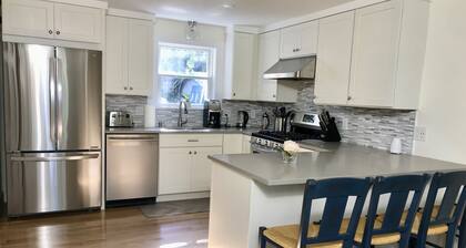 Charming new renovated 3 bed/ 1 Bath condo sleeps 6+Walk & Bike to everything