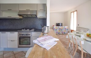Geladeira, micro-ondas, cooktop, lava-louças