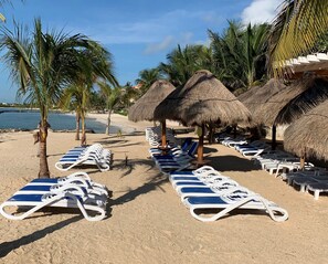 Chaises longues, serviettes de plage