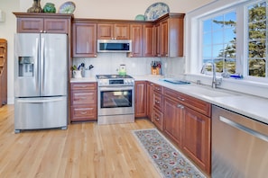 Fridge, microwave, oven, stovetop - PUMA POINT...Overlooks the Alsea Bay...Has perfect ocean sunset views! Sleeps 3. (Waldport)