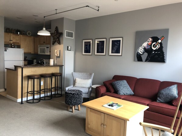 Flat-screen TV, fireplace, DVD player
