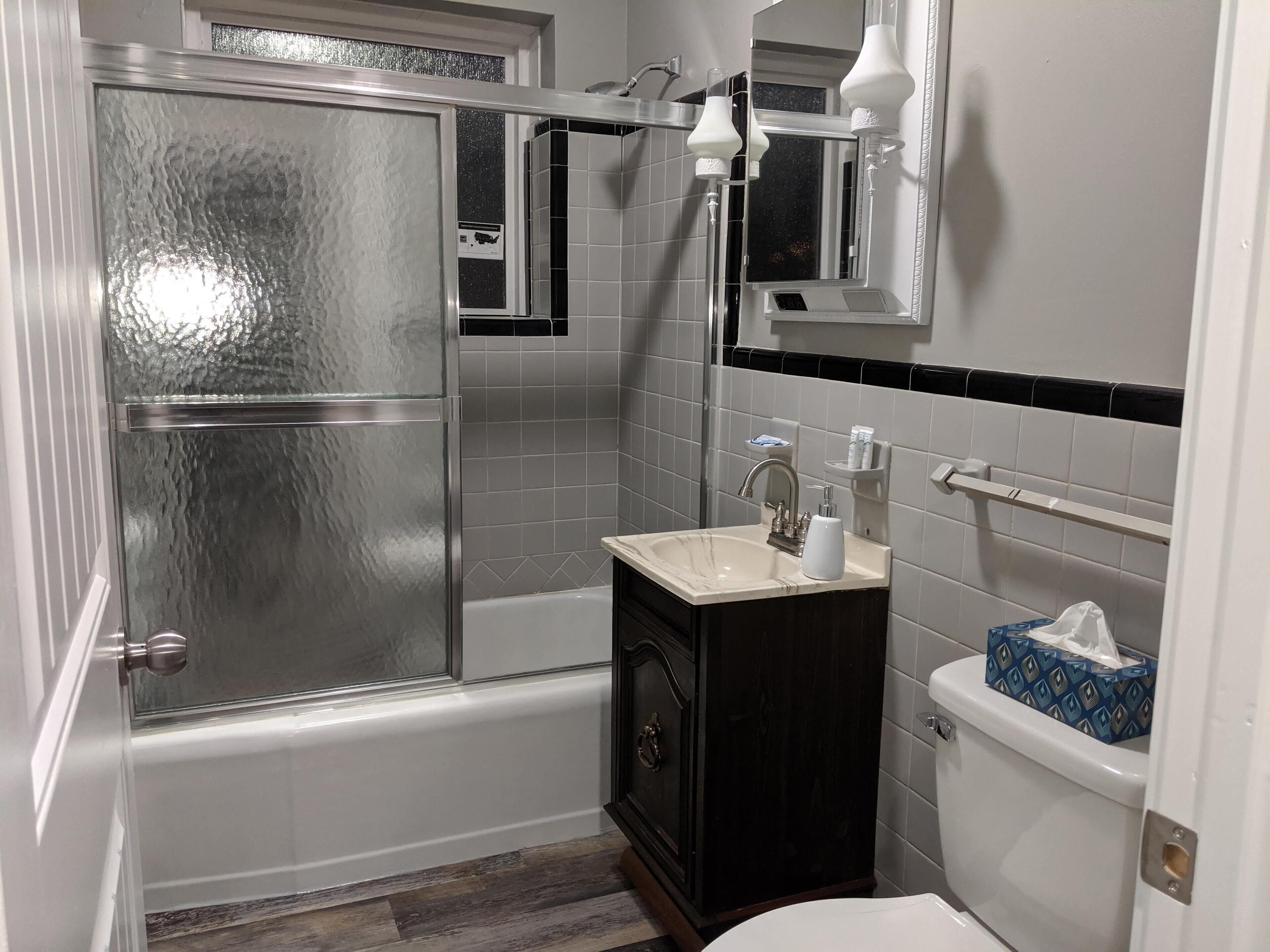 Ensemble douche/baignoire, sèche-cheveux, serviettes fournies, shampoing