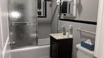 Ensemble douche/baignoire, sèche-cheveux, serviettes fournies, shampoing