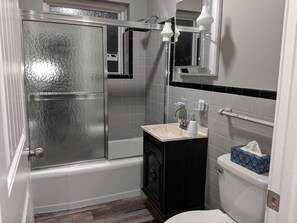Combined shower/tub, hair dryer, towels, shampoo