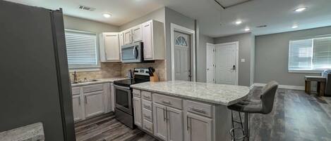 Frigorífic, microones, forn i placa de cuina