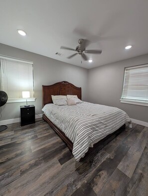 2 habitaciones, tabla de planchar con plancha, wifi y ropa de cama 