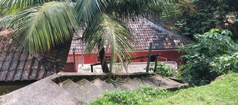 Casa 2 suites + 2 aptos - 12 pessoas,  Pé do morro, natureza na sua janela