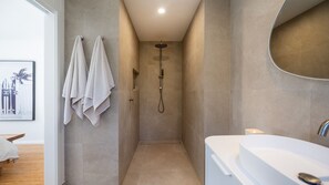 Bathtub, hair dryer, towels - FREE NIGHT. Pay for 2 stay for 3 (Mollymook Beach)