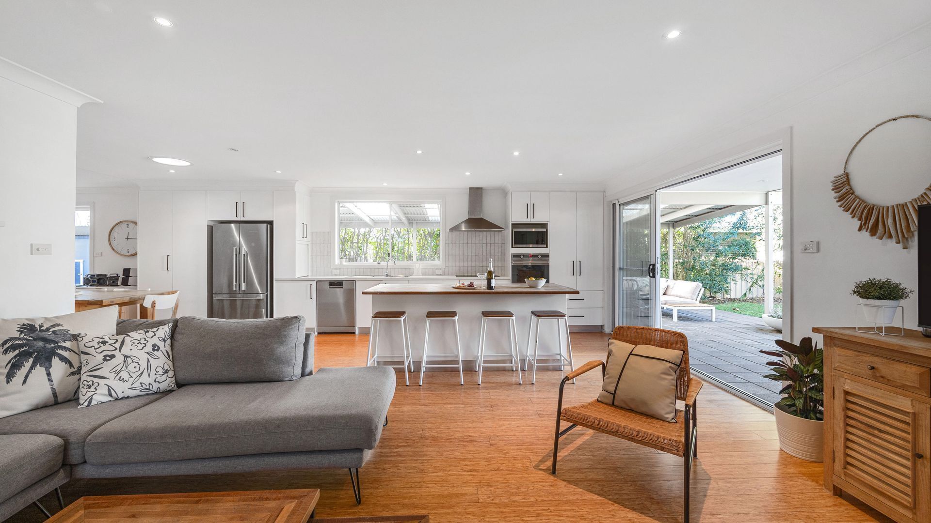 Smart TV, Netflix, books, streaming services