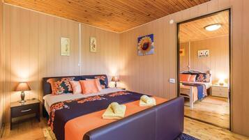 2 chambres, coffres-forts dans les chambres, lit parapluie