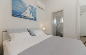 3 室のベッドルーム、旅行用ベビーベッド、WiFi (無料)、ベッドシーツ