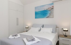 3 bedrooms, travel cot, free WiFi, bed sheets
