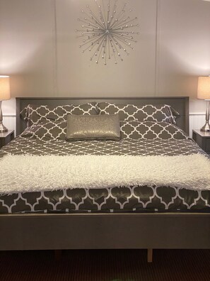 3 makuuhuonetta, silitysrauta/-lauta, ilmainen Wi-Fi, vuodevaatteet