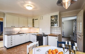 Fridge, stovetop, coffee/tea maker - 3 bEdroom cozy home in Ed (Ed)