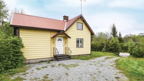 A yellow house with a red roof, a chimney, and a gravel driveway. - 3 bEdroom cozy home in Ed (Ed)