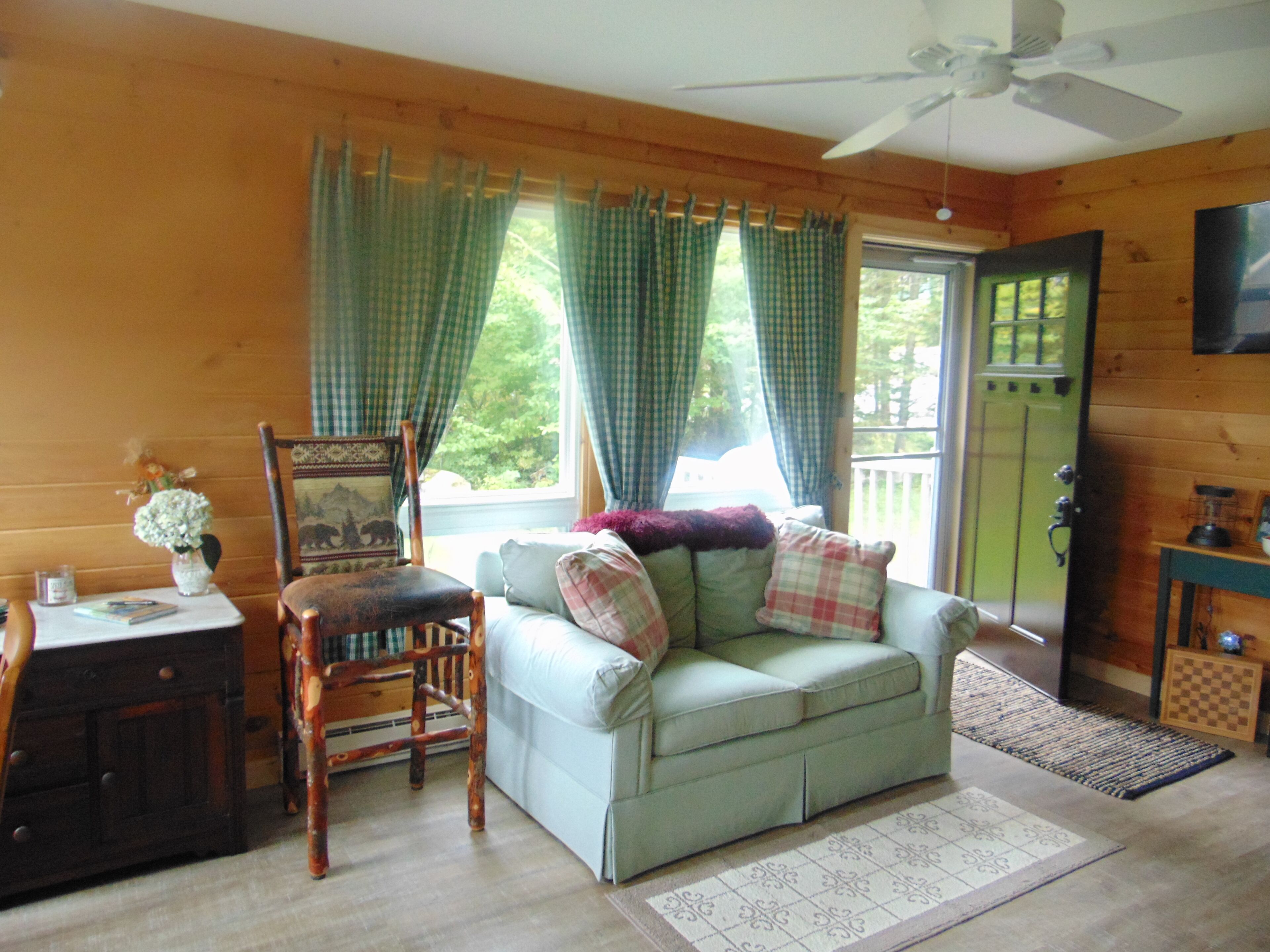 Fernseher, Kamin, Bücher