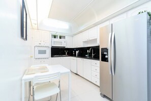 Køleskab, mikrobølgeovn, ovn, kogeplade