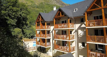 Appartement charmant à 400m du téléphérique, accÚs billard et piscine extérieure