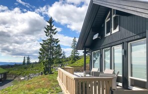 Outdoor dining - 4 bedroom beautiful home in Sjusjøen (Sjusjøen)