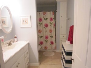 Duschwanne, Haartrockner, Handtücher, Toilettenpapier