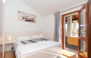 3 bedrooms, travel cot, free WiFi, bed sheets