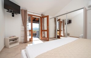 3 bedrooms, travel crib, free WiFi, bed sheets