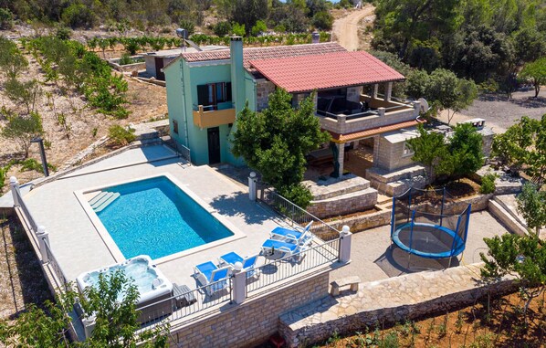 A two-story house with a swimming pool, outdoor seating, and a trampoline. - Beach front home in Cara (Cara)