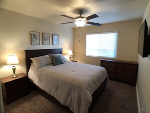 4 chambres, bureau, fer et planche à repasser, lit de bébé portatif