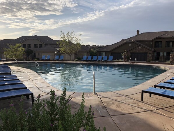 Piscine extérieure, piscine chauffée