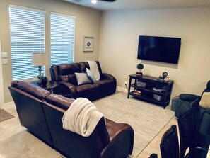 Téléviseur connecté, lecteur de DVD, table de ping-pong, livres