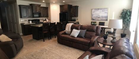 Smart-tv, een dvd-speler, een tafeltennistafel en boeken