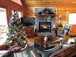 Smart TV, fireplace, video games, DVD player - SOLITUDE - Luxury w/Mountain Views, Very private 5.5 Acres w/Hot Tub, Fireplaces (Blue Ridge)