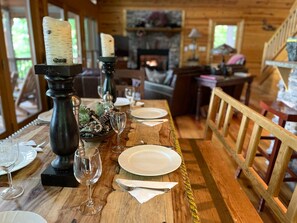 Dining - Very Private Blue Ridge Cabin. Hot tub, Amazing mountain view, Family game room (Blue Ridge)