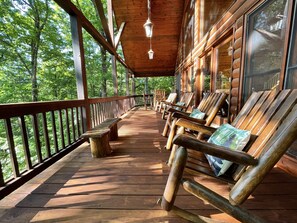 Terrace/patio - SOLITUDE - Luxury w/Mountain Views, Very private 5.5 Acres w/Hot Tub, Fireplaces (Blue Ridge)