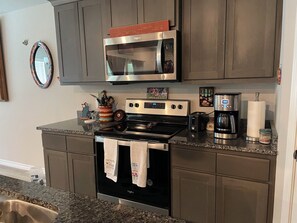 Refrigerador, microondas, horno, placa de cocina