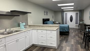 Tabla de planchar con plancha, wifi y ropa de cama