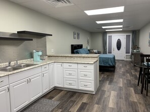 Iron/ironing board, WiFi, bed sheets, wheelchair access