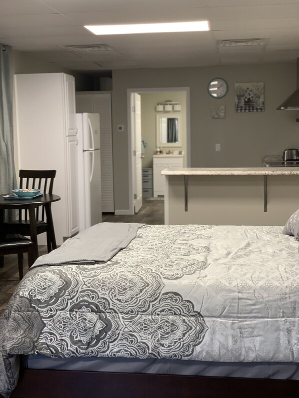 Tabla de planchar con plancha, wifi y ropa de cama 