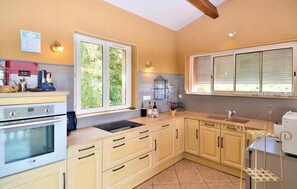 Kühlschrank, Mikrowelle, Herdplatte, Geschirrspüler
