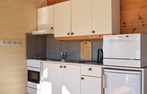 Frigorífico, microondas, placa de cocina y lavavajillas