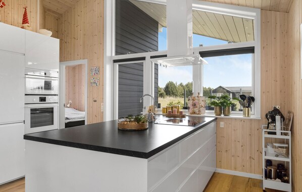 ثلاجة، غسالة أطباق، ماكينة لصنع القهوة/الشاي