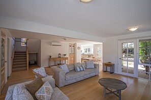 TV, DVD player, stereo - Phillip Island - 100 meters from Cowes front beach - Contemporary Beach House (Cowes)