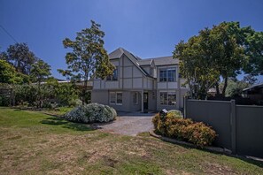 Exterior - Phillip Island - 100 meters from Cowes front beach - Contemporary Beach House (Cowes)