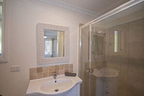 Bathtub, hair dryer, towels, soap - Phillip Island - 100 meters from Cowes front beach - Contemporary Beach House (Cowes)