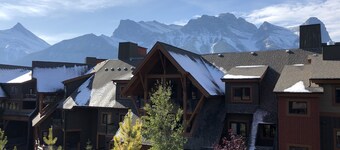 💙🌲Luxury Retreat for 4 w/ Amazing Mtn. Views⛰Indoor Pool & Hot Tub☀️