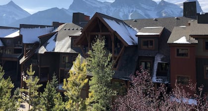 💙🌲Luxury Retreat for 4 w/ Amazing Mtn. Views⛰Indoor Pool & Hot Tub☀️